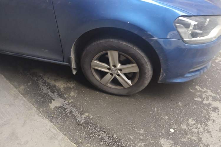 Used Volkswagen Bora 2012 1.6L Automatic Fashion Edition Right Front Wheel Hub