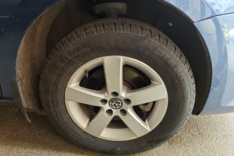 Used Volkswagen Bora 2012 1.6L Manual Fashion Edition Right Front Wheel Hub