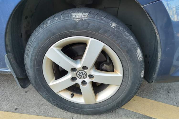 Used Volkswagen Bora 2012 1.6L Manual Fashion Edition Right Front Wheel Hub