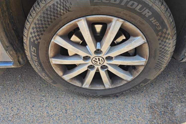 Used Volkswagen Bora 2012 1.6L Manual Comfort Model Right Front Wheel Hub