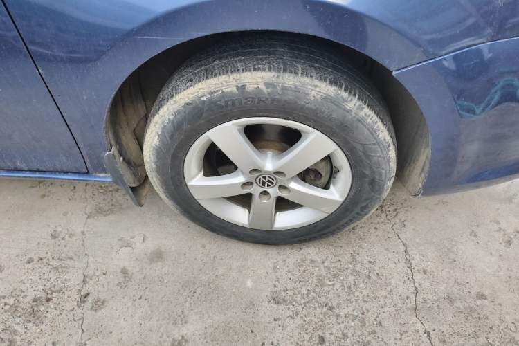 Used Volkswagen Bora 2012 1.6L Manual Fashion Edition Right Front Wheel Hub