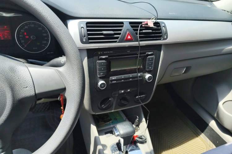 Used Volkswagen Bora 2012 1.6L Automatic Fashion Edition Audio And AC Panel