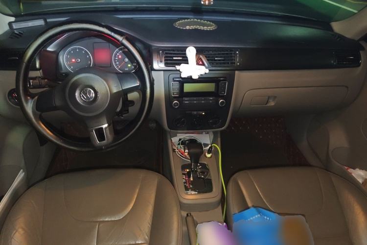Used Volkswagen Bora 2012 1.6L Automatic Comfort Edition Center Console