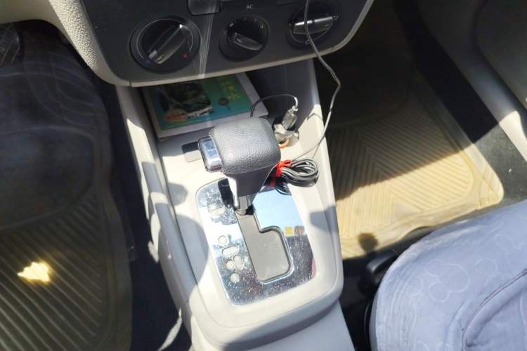 Used Volkswagen Bora 2012 1.6L Automatic Fashion Edition Gear Lever