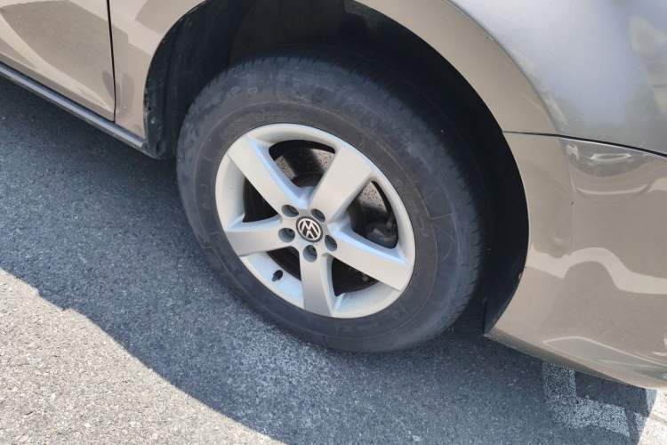 Used Volkswagen Bora 2012 1.6L Automatic Fashion Edition Right Front Wheel Hub