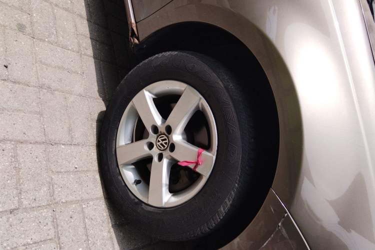 Used Volkswagen Bora 2012 1.6L Automatic Fashion Edition Right Front Wheel Hub