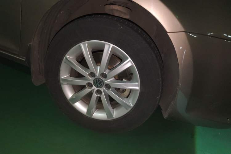 Used Volkswagen Bora 2012 1.6L Automatic Comfort Edition Right Front Wheel Hub