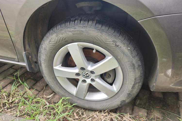 Used Volkswagen Bora 2012 1.6L Manual Fashion Edition Right Front Wheel Hub