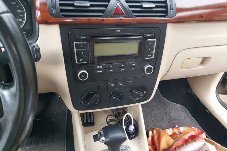Used Volkswagen Bora 2012 1.6L Automatic Comfort Edition Audio And AC Panel
