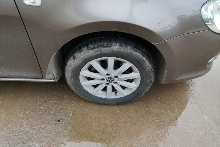 Used Volkswagen Bora 2012 1.6L Automatic Comfort Edition Right Front Wheel Hub