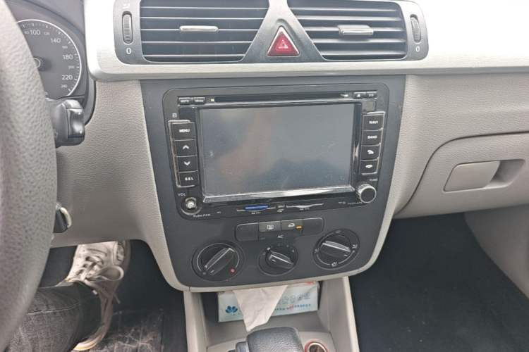 Used Volkswagen Bora 2012 1.6L Automatic Fashion Edition Audio And AC Panel