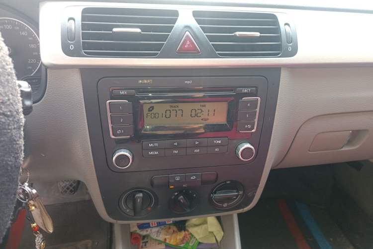 Used Volkswagen Bora 2012 1.6L Manual Fashion Edition Audio And AC Panel