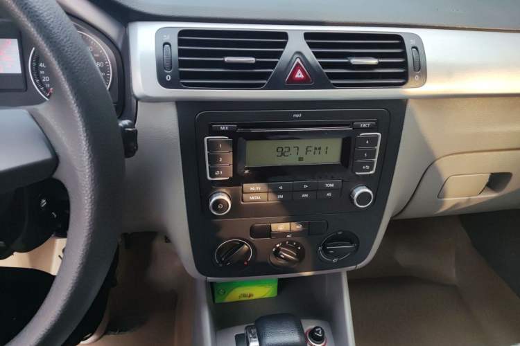Used Volkswagen Bora 2012 1.6L Automatic Fashion Edition Audio And AC Panel