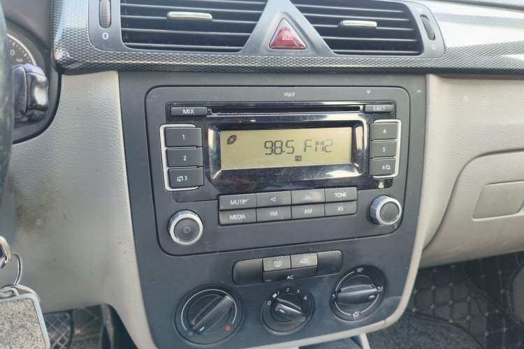 Used Volkswagen Bora 2012 1.6L Automatic Comfort Edition Audio And AC Panel
