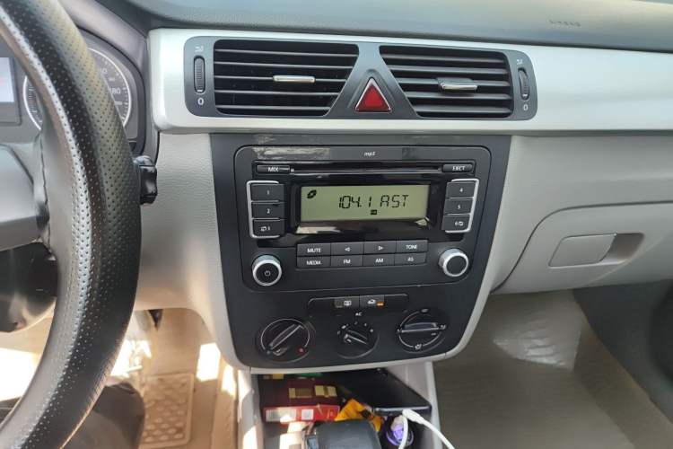 Used Volkswagen Bora 2012 1.6L Automatic Fashion Edition Audio And AC Panel