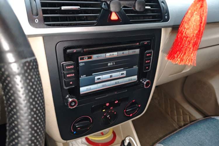 Used Volkswagen Bora 2012 1.6L Manual Fashion Edition Audio And AC Panel