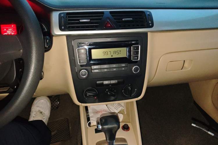 Used Volkswagen Bora 2012 1.6L Automatic Fashion Edition Audio And AC Panel