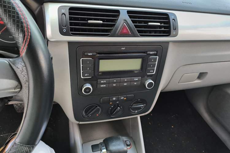 Used Volkswagen Bora 2012 1.6L Automatic Fashion Edition Audio And AC Panel