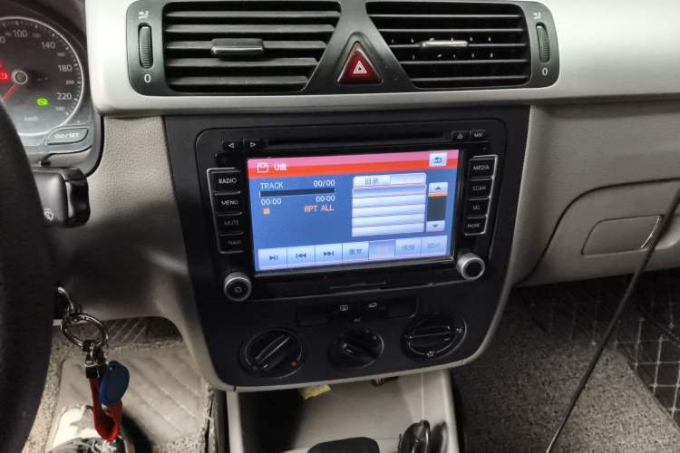 Used Volkswagen Bora 2012 1.6L Automatic Fashion Edition Audio And AC Panel