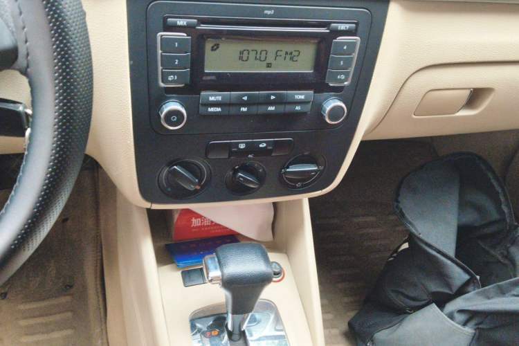 Used Volkswagen Bora 2012 1.6L Automatic Fashion Edition Audio And AC Panel