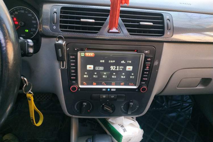 Used Volkswagen Bora 2012 1.6L Automatic Comfort Edition Audio And AC Panel