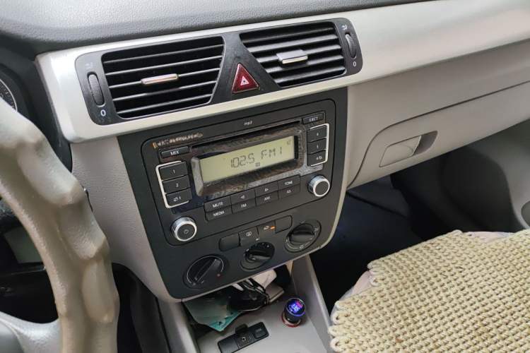 Used Volkswagen Bora 2012 1.6L Manual Fashion Edition Audio And AC Panel