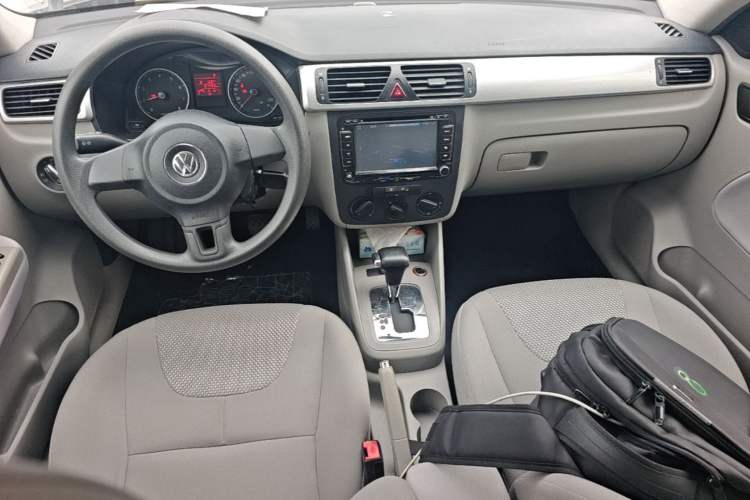 Used Volkswagen Bora 2012 1.6L Automatic Fashion Edition Center Console