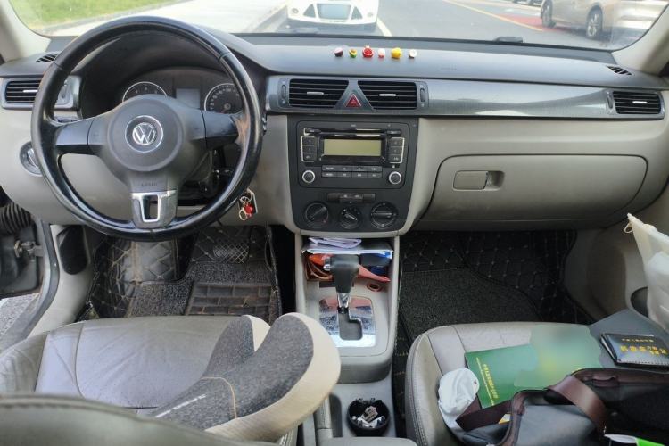 Used Volkswagen Bora 2012 1.6L Automatic Comfort Edition Center Console