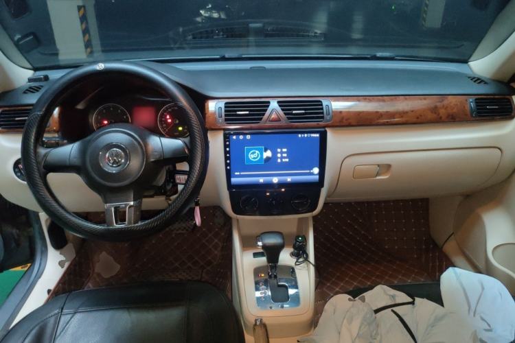 Used Volkswagen Bora 2012 1.6L Automatic Fashion Edition Center Console