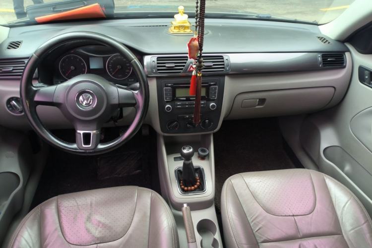 Used Volkswagen Bora 2012 1.6L Manual Comfort Model Center Console