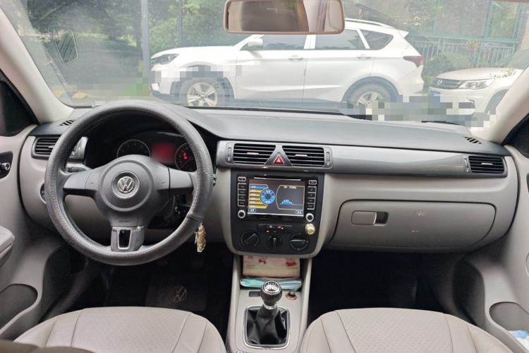 Used Volkswagen Bora 2012 1.6L Manual Comfort Model Center Console