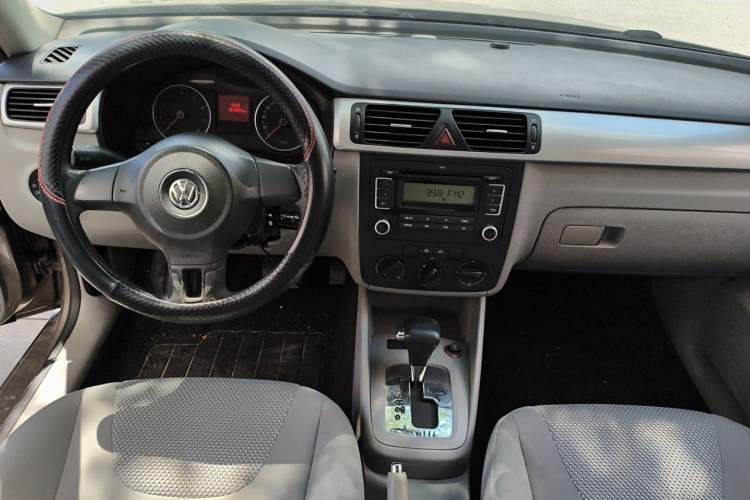 Used Volkswagen Bora 2012 1.6L Automatic Fashion Edition Center Console