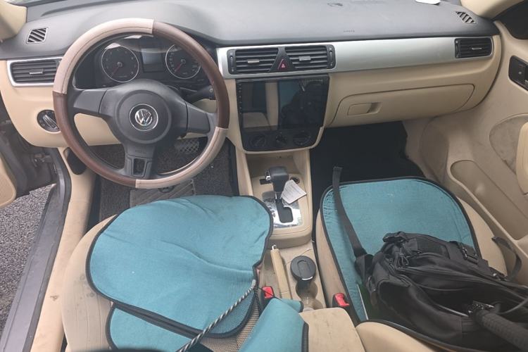 Used Volkswagen Bora 2012 1.6L Automatic Fashion Edition Center Console