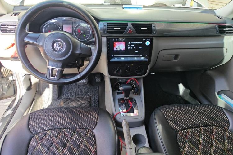 Used Volkswagen Bora 2012 1.6L Automatic Comfort Edition Center Console