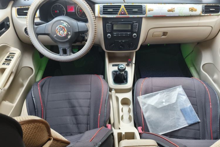Used Volkswagen Bora 2012 1.6L Manual Fashion Edition Center Console
