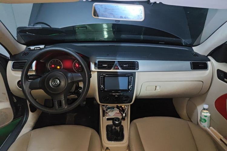 Used Volkswagen Bora 2012 1.6L Manual Fashion Edition Center Console