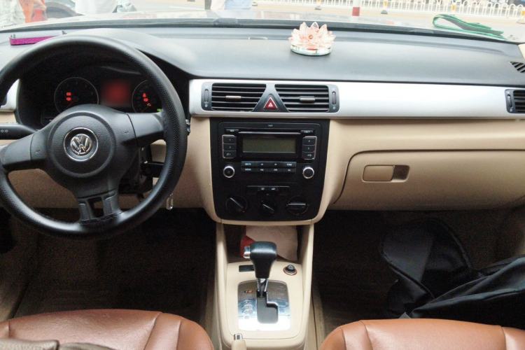 Used Volkswagen Bora 2012 1.6L Automatic Fashion Edition Center Console