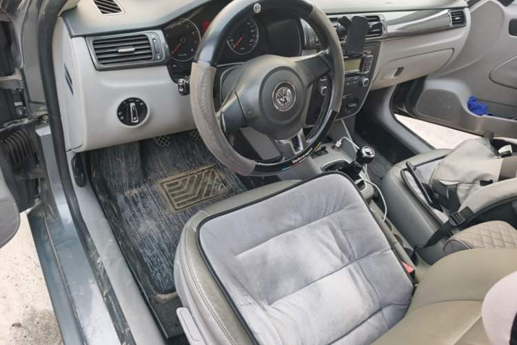 Used Volkswagen Bora 2012 1.6L Manual Comfort Model Center Console