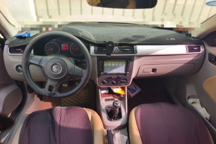 Used Volkswagen Bora 2012 1.6L Manual Fashion Edition Center Console