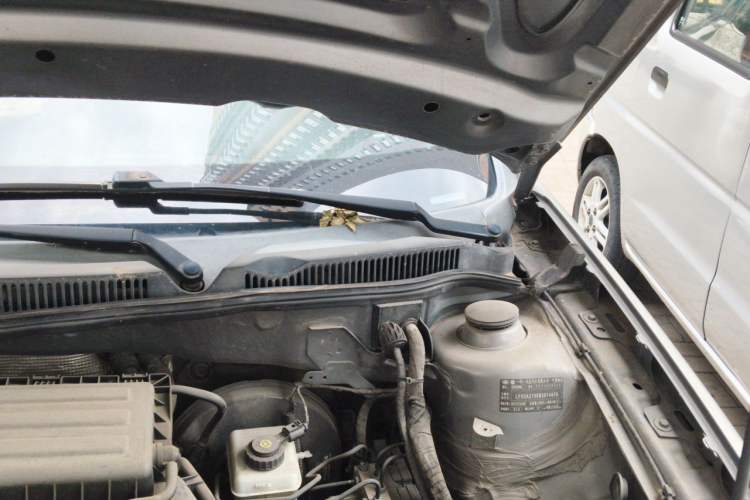 Used Volkswagen Bora 2012 1.6L Automatic Fashion Edition Engine Bay Left