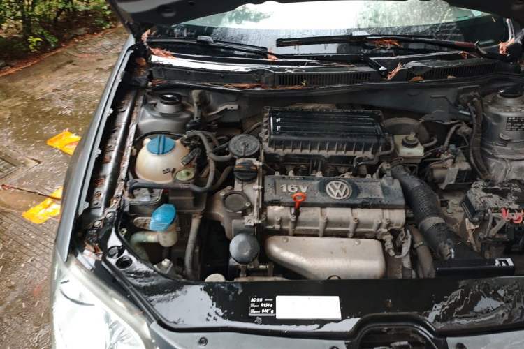 Used Volkswagen Bora 2012 1.6L Manual Fashion Edition Engine Bay Right