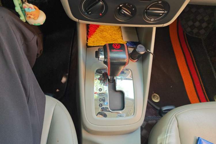 Used Volkswagen Bora 2012 1.6L Automatic Fashion Edition Gear Lever