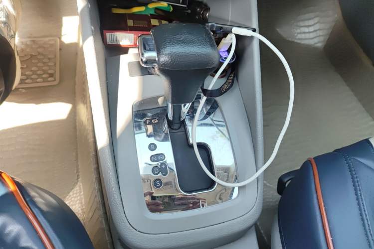 Used Volkswagen Bora 2012 1.6L Automatic Fashion Edition Gear Lever