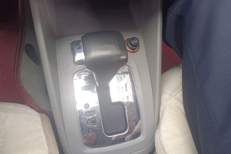 Used Volkswagen Bora 2012 1.6L Automatic Comfort Edition Gear Lever