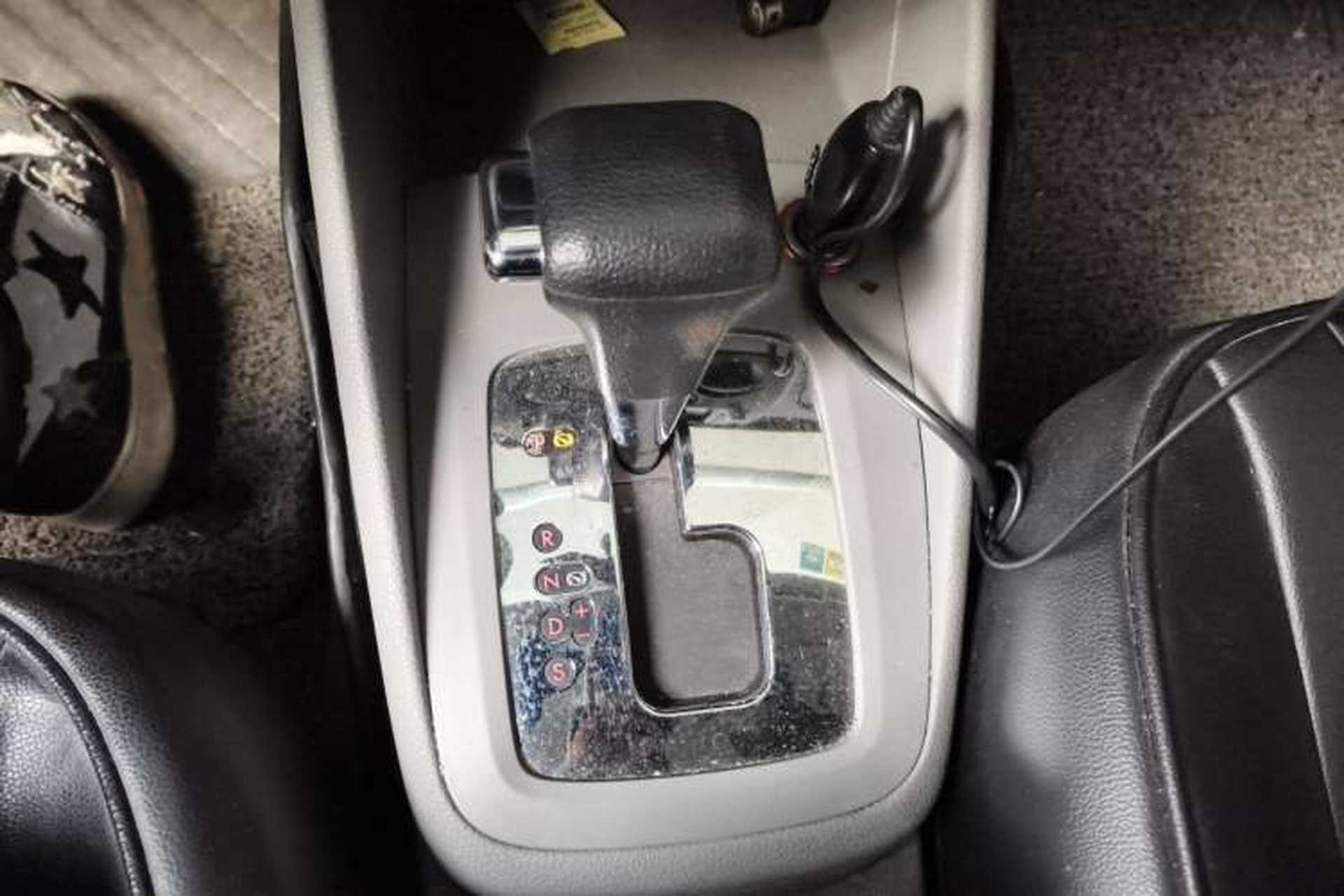 Used Volkswagen Bora 2012 1.6L Automatic Fashion Edition Gear Lever