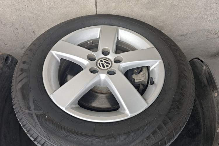 Used Volkswagen Bora 2012 1.6L Automatic Fashion Edition Left Front Wheel Hub