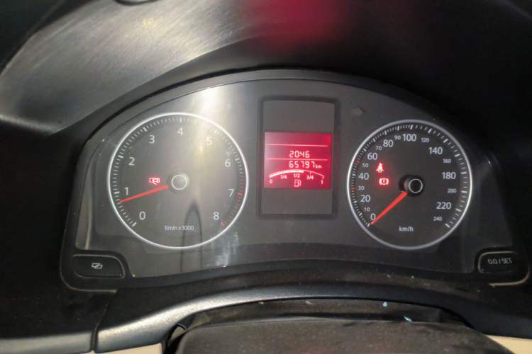 Used Volkswagen Bora 2012 1.4T Manual Comfort Version Odometer Close Up