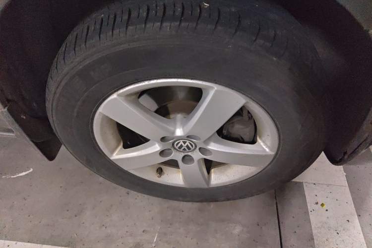 Used Volkswagen Bora 2012 1.6L Manual Fashion Edition Right Front Wheel Hub