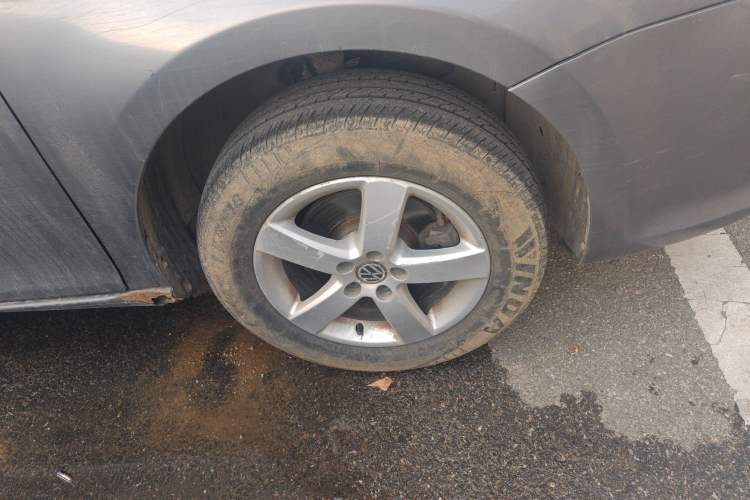 Used Volkswagen Bora 2012 1.6L Manual Fashion Edition Right Front Wheel Hub