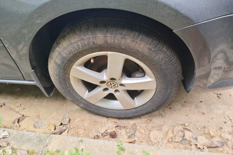 Used Volkswagen Bora 2012 1.6L Automatic Fashion Edition Right Front Wheel Hub